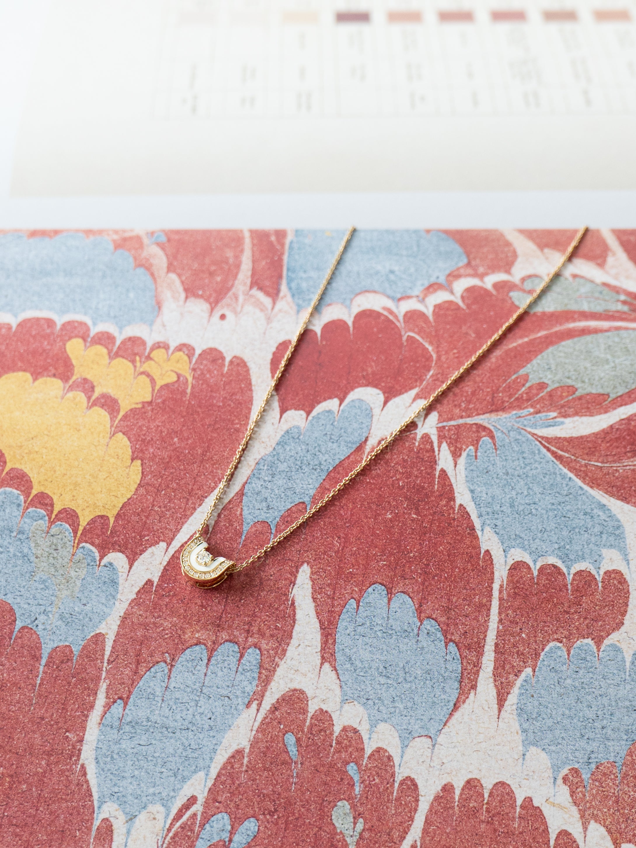 Dias Minor Bone White Pendant