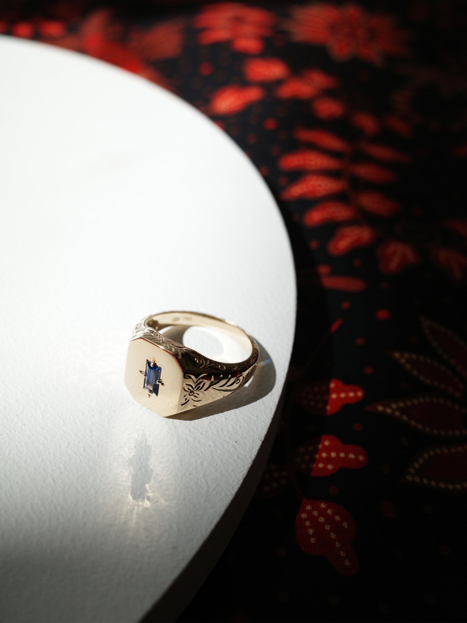 Spade Warisan Blue Sapphire Signet Ring