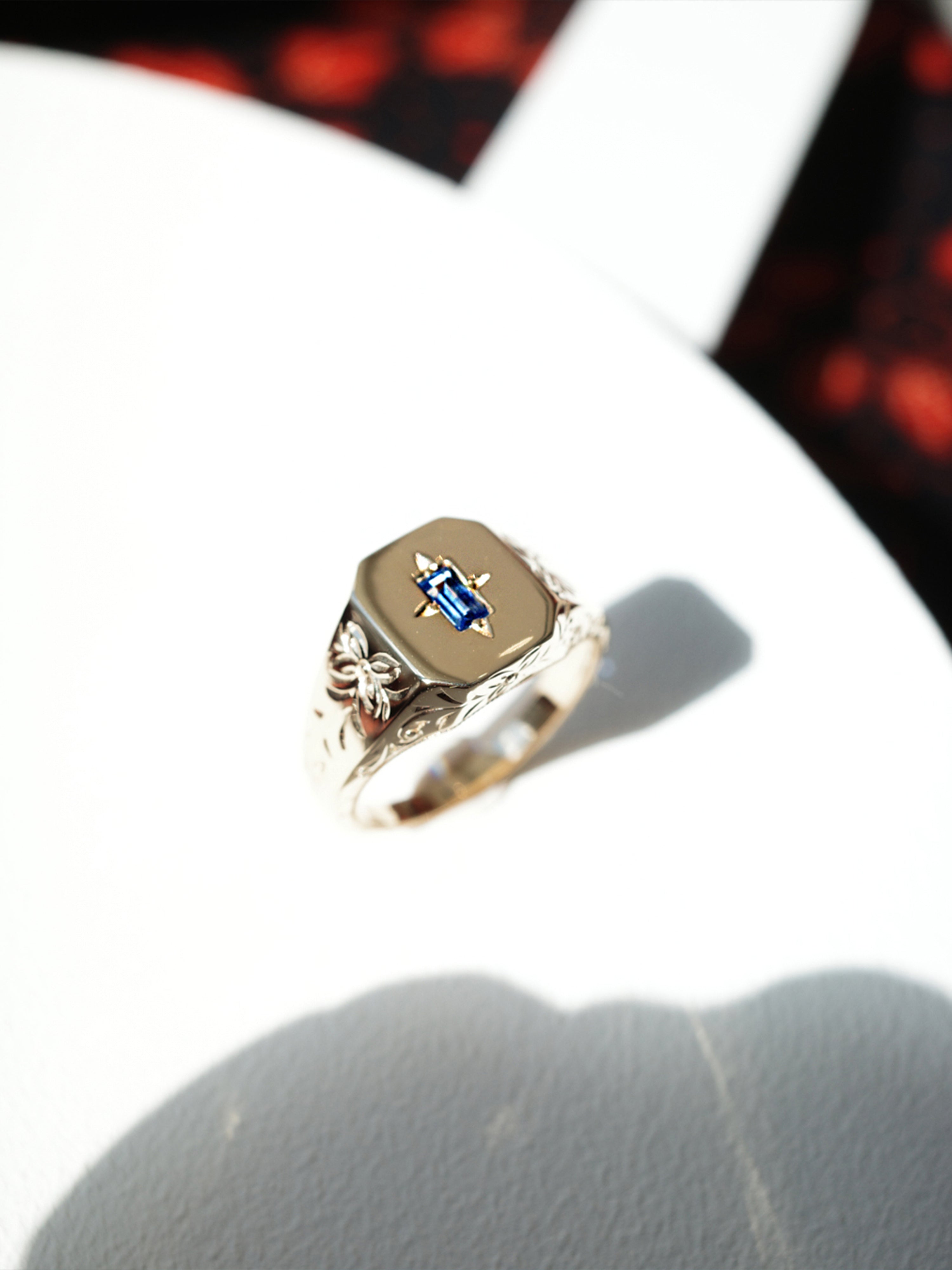 Spade Warisan Minor Blue Sapphire Signet Ring